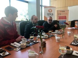 Personas en reunión en desayuno