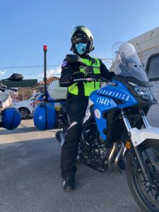 Hombre en moto, técnico en enfermería