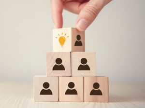 Cubitos en pirámide con unos dedos tomando el último