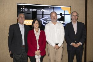 4 personas, 3 hombres y una mujer