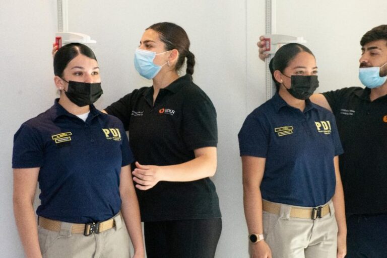 Estudiantes de UDLA evaluan a aspirantes PDI