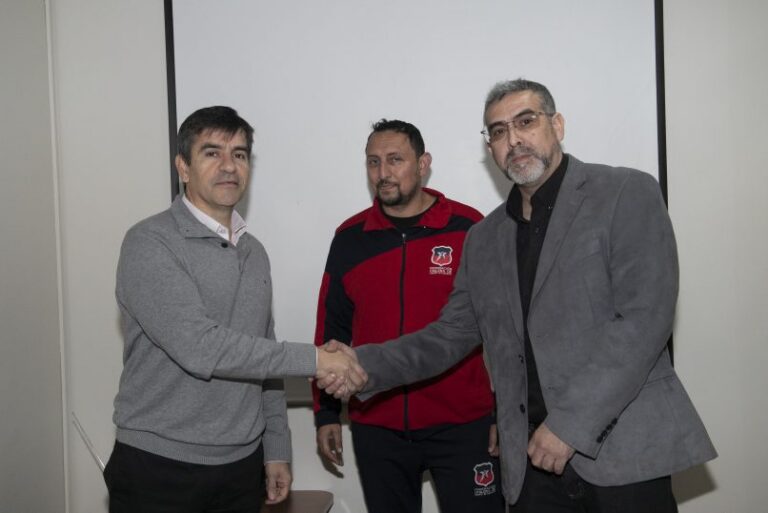 dos hombres saludandose por convenio entre UDLA y confederacion de Karate