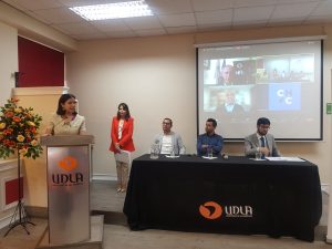 5 personas en exposición