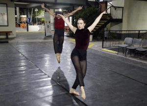 2 bailarinas modernas