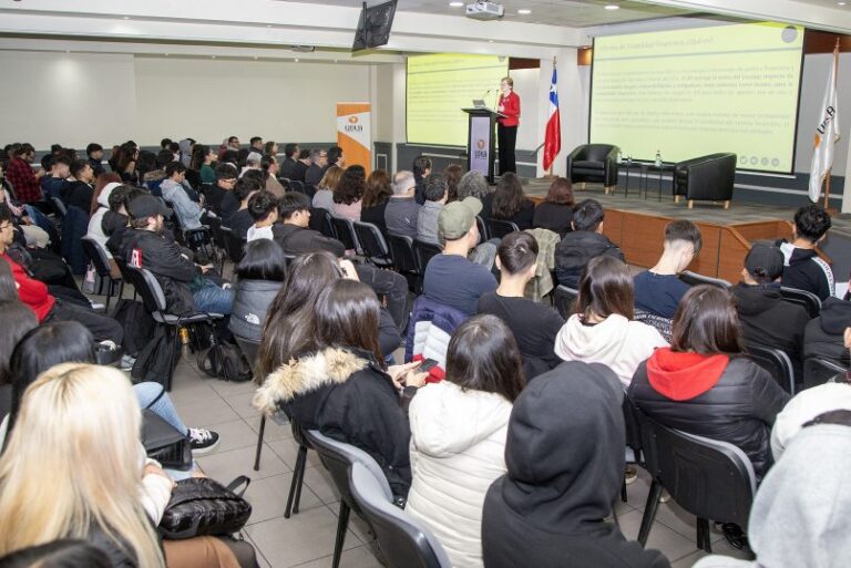 Vicepresidenta del Banco Central presenta Informe de Estabilidad Financiera en UDLA