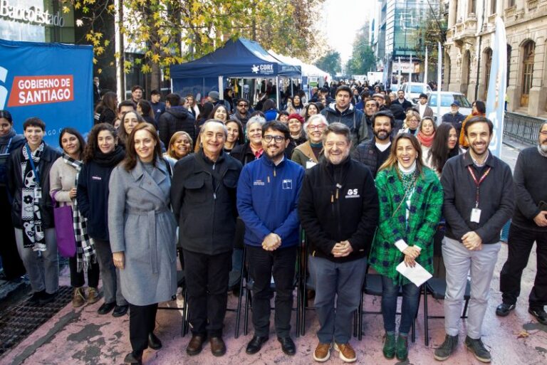 Grupo de personas en lanzamiento en la calle en Santiago