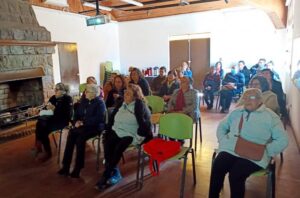 Grup sentado mirando hacia adelante