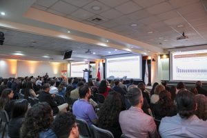 Audiencia en exposición de Cristóbal Cobo