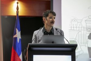 Cristóbal Cobo exponiendo desde atril con micrófono