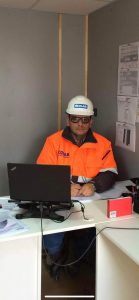 Trabajador con caso en escritorio con computador