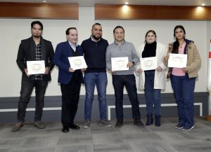 6 personas con diploma en mano
