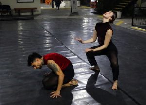 Bailarin y bailarina moderna