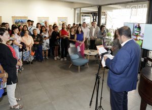 Claudio Apablaza leyendo frente a los asistentes a la exposición