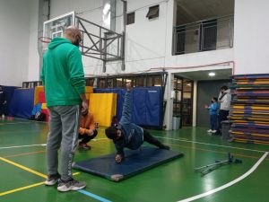 Ejercicio en colchoneta y gimnasio