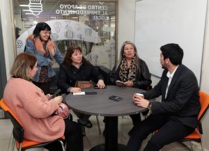 Gonzalo Islas en mesa con mujeres