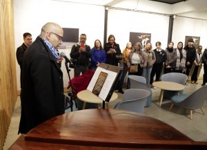 Hombre presentando exposición