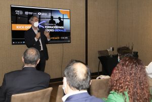 grupo observando a expositor