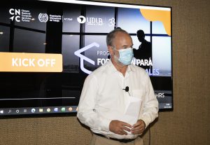expositor con mascarilla y pantalla de fondo