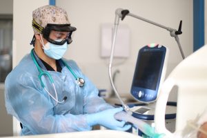 Kinesiólogo vestido con protección