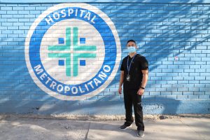 Kinesiólogo en la pared del hospital Metropolitano