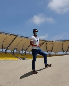 Joven parado en estadio