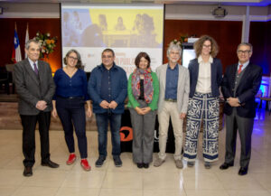 Autoridades universitarias y del Ministerio de Educación posan para foto delante de pantalla