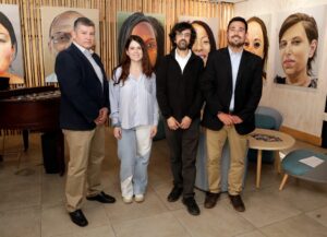 Grupo de 4 en sala de exposiciones