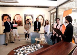 Sala de exposiciones con público escuchadno a un relator