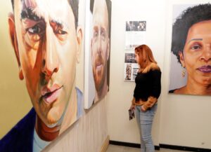 Mujer joven mirando retrato en exposición