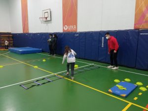 Niña saltando en gimnasio