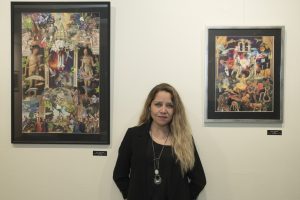 Sala-Creativa mujer posanso con 2 cuadros de fondo