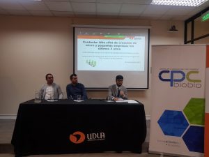 UDLA-colabora-en-proyecto-Centro-Mi-Pyme-Cumple-para-aportar-al-desarrollo-de-micro-pequenas-y-medianas-empresas-de-la-region-del-Biobio  3 personas en mesa