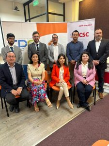 Grupo de personas en foto para UDLA-colabora-en-proyecto-Centro-Mi-Pyme-Cumple-para-aportar-al-desarrollo-de-micro-pequenas-y-medianas-empresas-de-la-region-del-Biobio