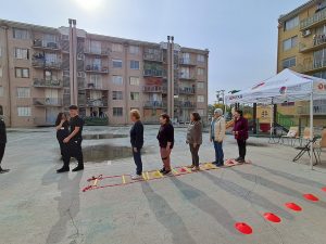 mujeres en fila y estudiante de kinesiología