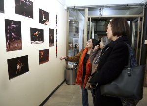 gente observando fotos en exposición