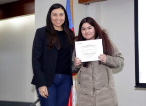 mujer entregó diploma a estudiante (1)