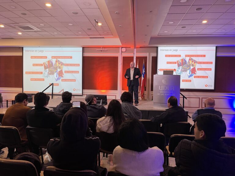 Académico investigador especialista en conflicto internacionales, abre un nuevo ciclo de “Mundo en crisis” explicando el actual momento del conflicto Rusia-Ucrania