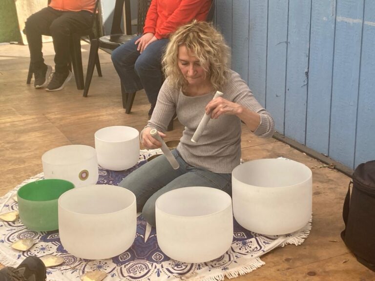 Instituto de Inglés organiza taller de cuencos de cuarzo para miembros de Fundación Incluir