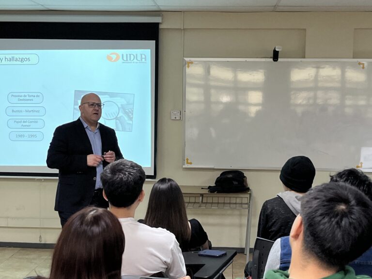 Académico de UDLA presenta investigación sobre el caso de las uvas envenenadas de 1989 a estudiantes de Periodismo