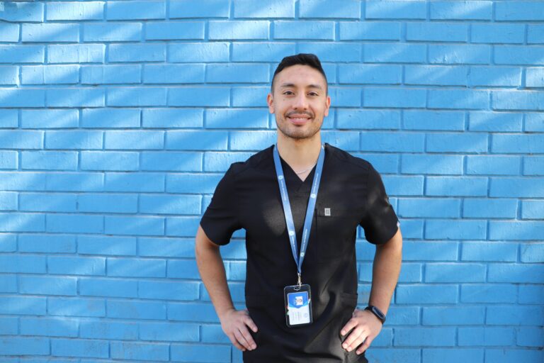 Egresado de Kinesiología, y su trabajo con pacientes Covid-19 en el Hospital Metropolitano: “UDLA tiene la capacidad de formar profesionales que se pueden desarrollar en cualquier área”