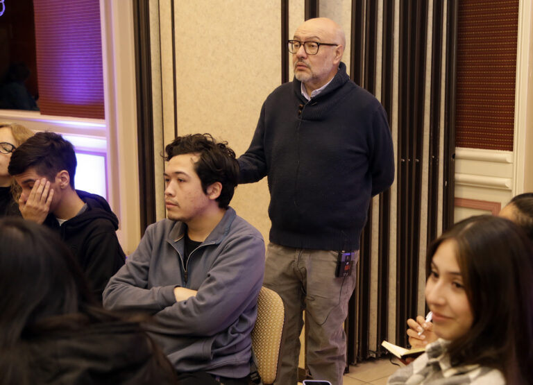 Académicos UDLA imparten talleres de inducción para reforzar capacidades investigativas en estudiantes de primer año